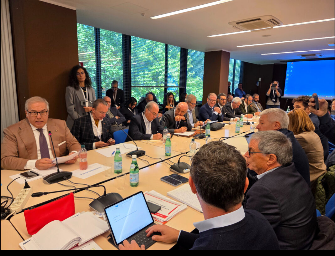 Contratto Metalmeccanici, trattativa serrata: Sprint verso l’Intesa e Nodo irrisolto sulle 35 Ore