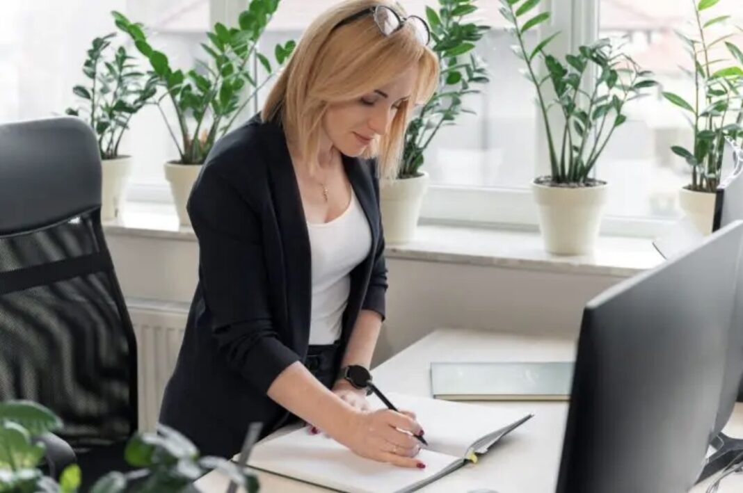 L’AI Cancella il Lavoro d’Ufficio: Ecco le Professioni Che Rischiano di Sparire e Quelle che Guadagnano di Più